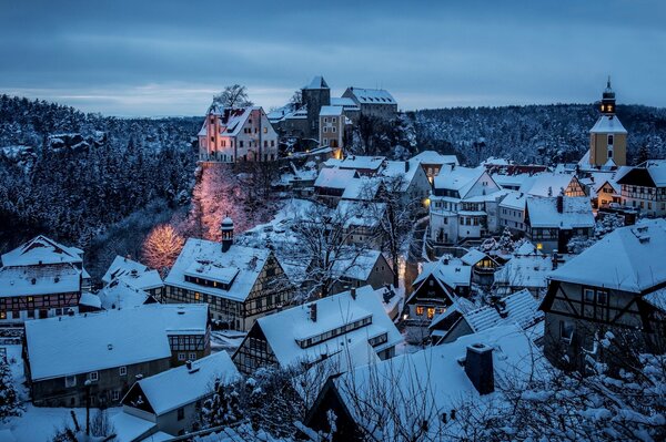 Häuser mit Schnee bedeckt im Abendland Sachsen