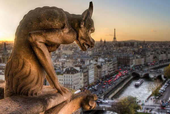 Chimères cachées au pied des tours supérieures de la cathédrale de Paris