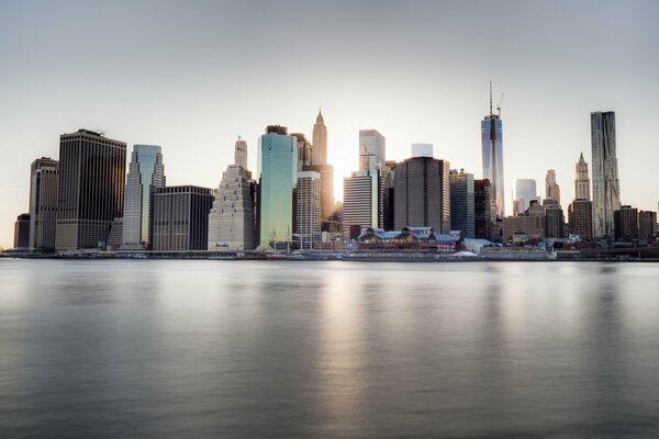 La promenade de la ville des États-Unis avec l architecture inhabituelle des bâtiments