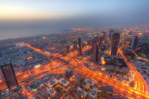 Dubai es hermoso por la noche