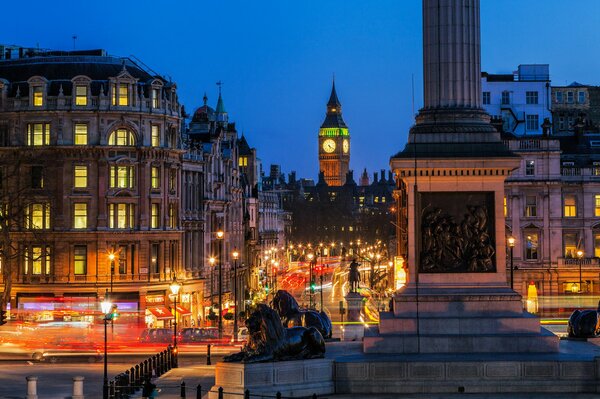 Trafalgar Square im Hintergrund des abendlichen Londoner