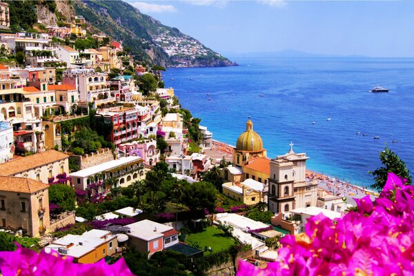 Italia. Città nelle rocce sulla costa del mare