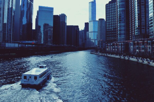 Rivière à Chicago le long de beaux gratte-ciel