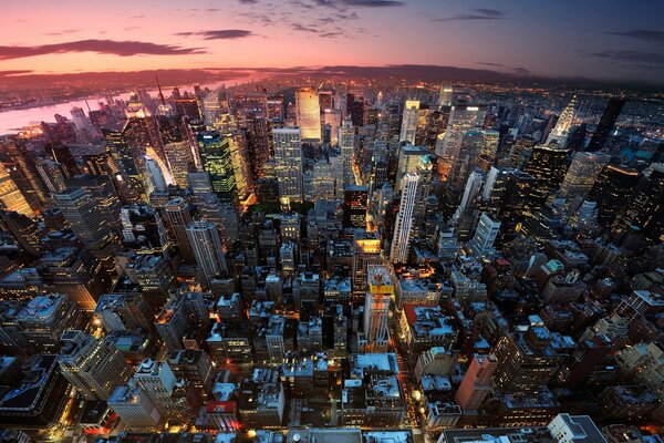 Panorama della metropoli negli Stati Uniti contro il cielo al tramonto