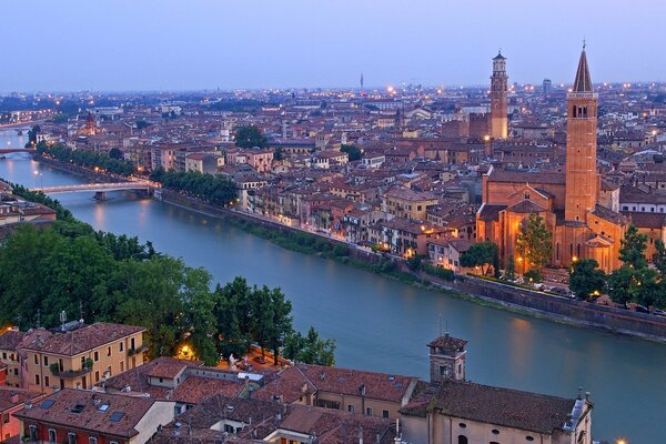 Torre Lamberti a orillas del río Adige