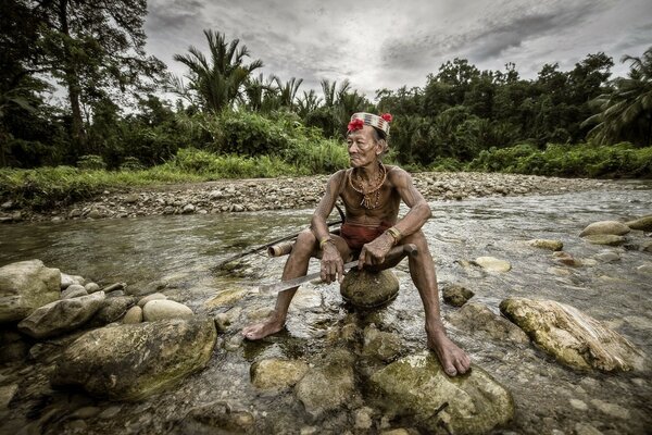 Les anciens soldats défendent leur colonie près de la rivière