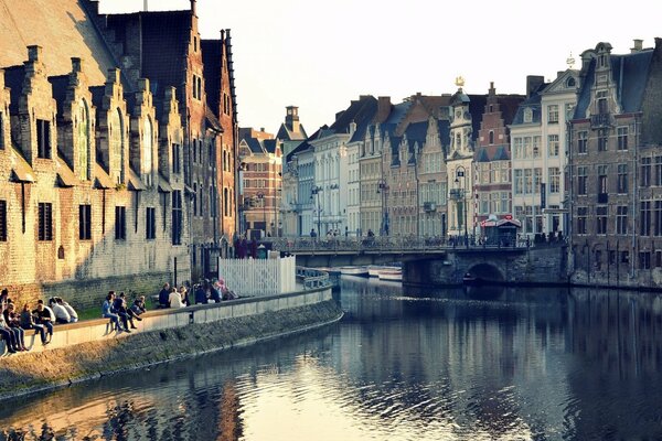 Eine Stadt, die um die Ufer des Flusses herum gebaut wurde