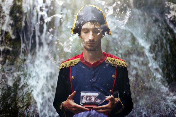 Capitano della nave con la miniatura della barca sullo sfondo dell acqua