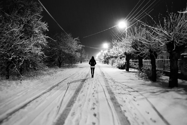 Promenade nocturne de la jeune fille dans la ville d hiver de nuit