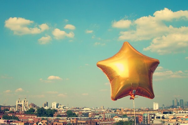 Ein Stern-Ballon fliegt über die Stadt