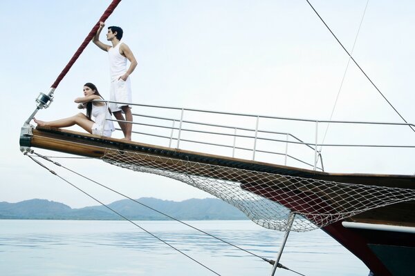 Guy et fille sur un yacht dans la mer