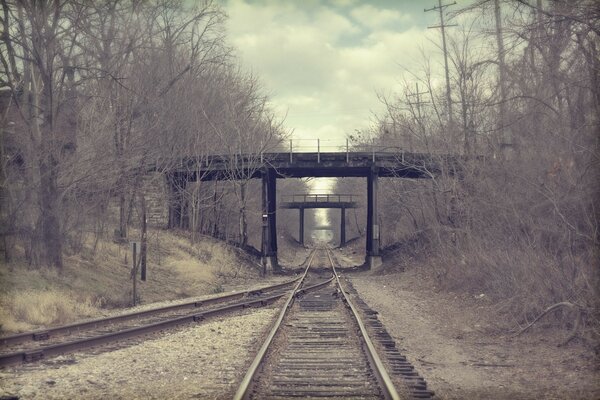 The path next to the railway