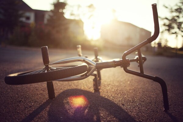 Verlassenes Fahrrad bei Sonnenuntergang