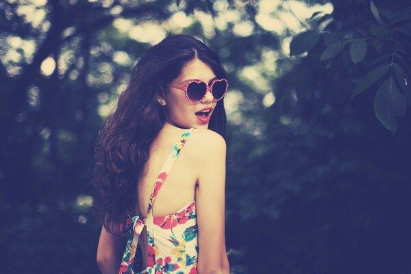 Chica con gafas de sol en buen estado de ánimo