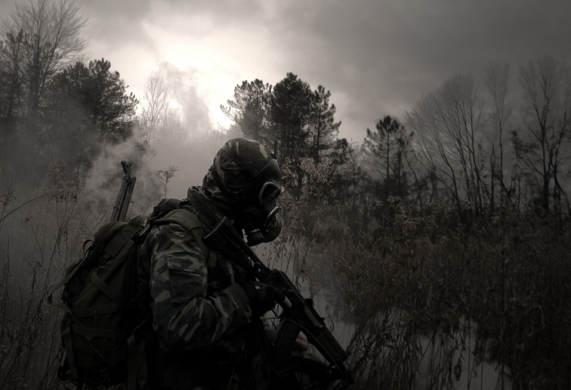 stalker maschera palude kalashnikov erba foresta zaino camouflage automatico