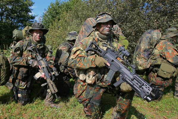 Soldats cachés dans les buissons avec des armes