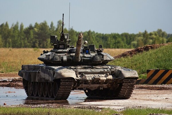 El tanque T-90 viaja a través de un cinturón forestal