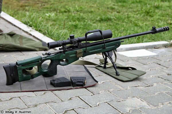 Fusil de sniper SV-98 sur l asphalte