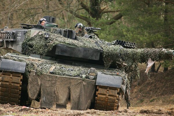 Rüstbarer grauer Panzer mit Militär