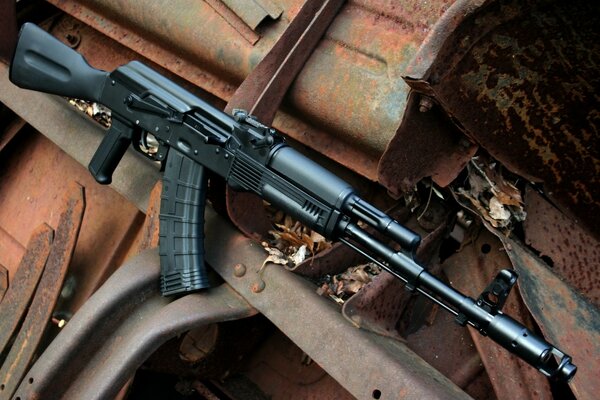 El nuevo Kalashnikov en una pila de metal