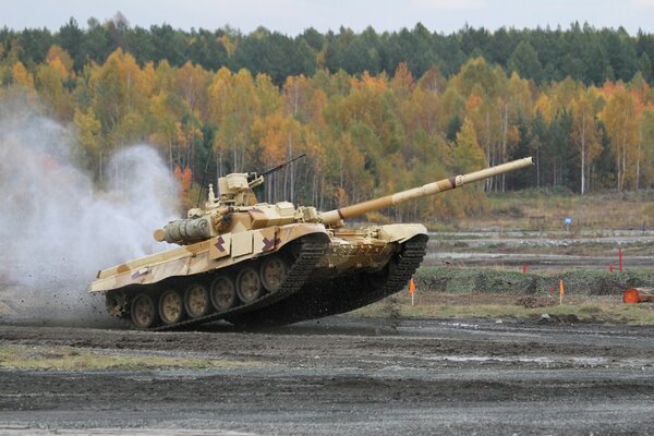 Equipo militar tanque T-90 en el campo