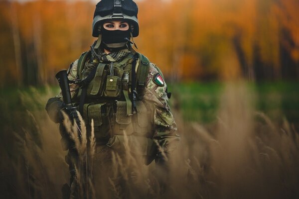 Chica en uniforme militar con armas