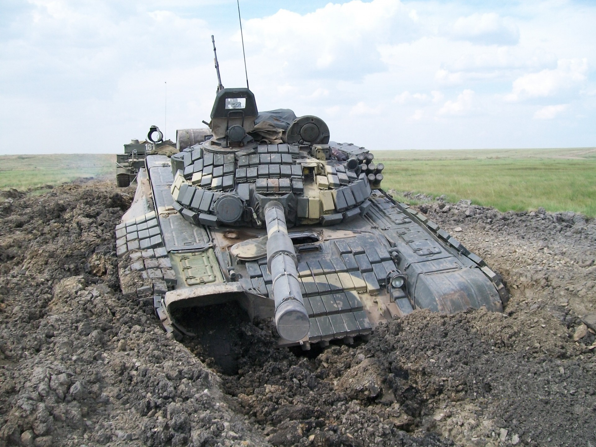 the field russia t-72b grass tank