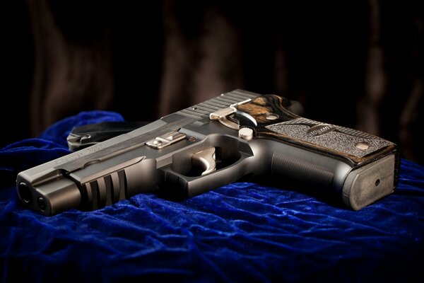 Arme sig sauer sur tissu bleu