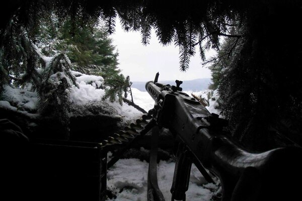 Maschinengewehr im Winter im Wald