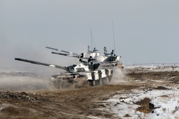 Schwarze und weiße Panzer im Winter unterwegs