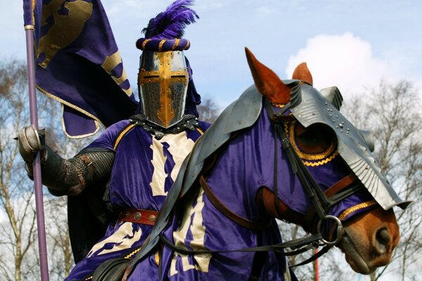 Le chevalier à cheval tient comme un guerrier