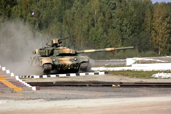 Ein Panzer auf der Straße in Russland