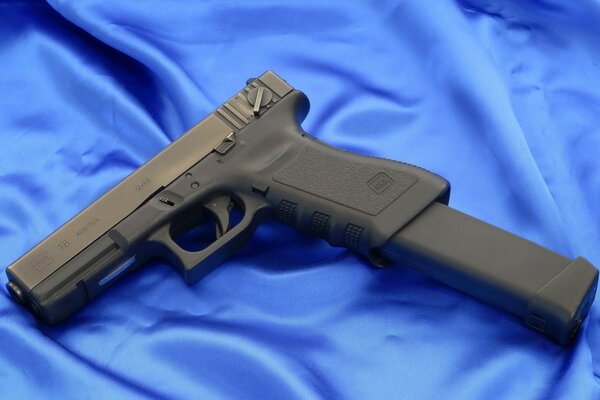 Glock autrichien sur fond bleu