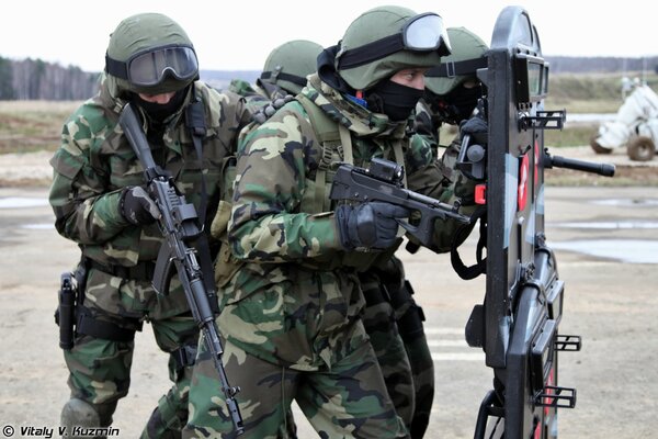 Soldats des forces spéciales en uniforme et avec des fusils d assaut