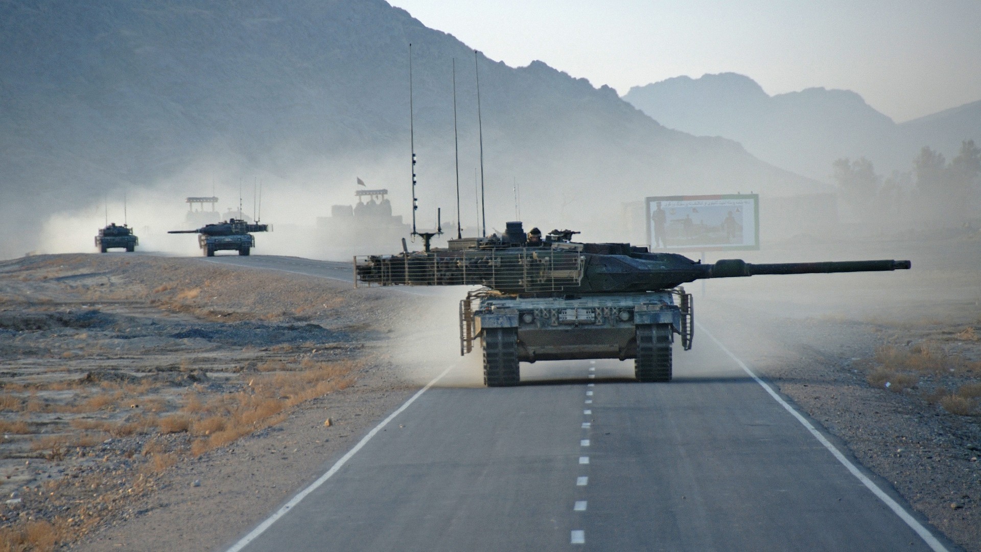 leopard tank grau militär straße