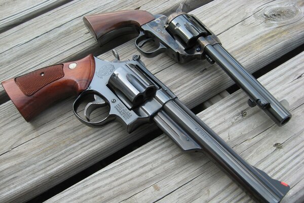 Deux revolvers sur une planche grise