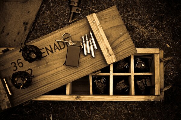 Caja de madera en la que granadas