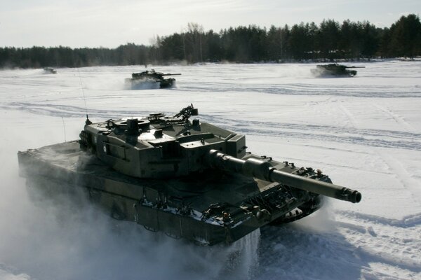 Tanques montando en un campo de nieve