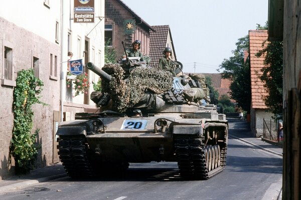 Foto de un tanque gris en la calle