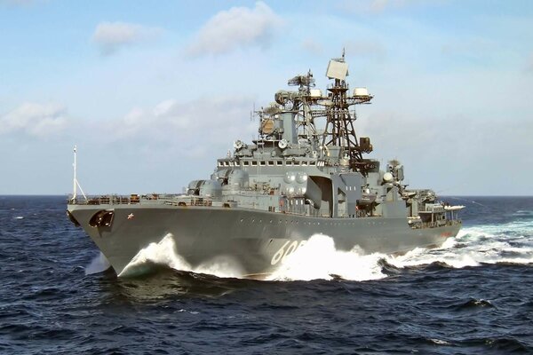 Nave grigia militare in mare