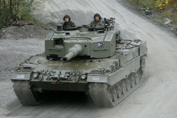 El tanque 2A4 viaja por el barro en Austria