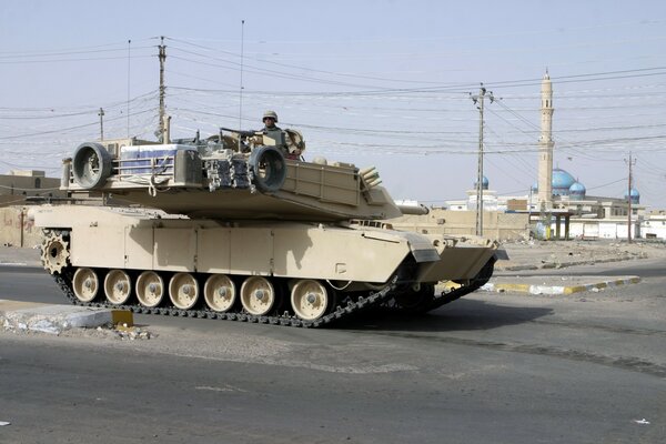 Tanque en la carretera militar