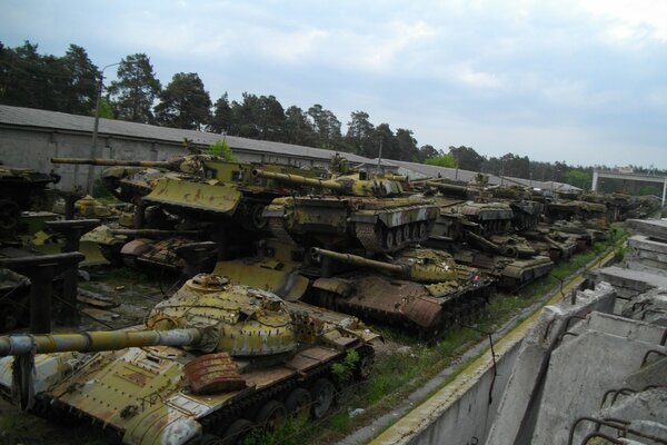 Vertedero de tanques viejos oxidados