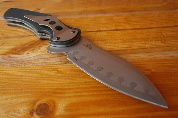 Coltello con manico marrone