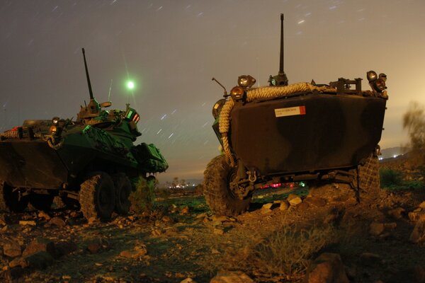 Militärische Ausrüstung auf Rädern in der Nacht