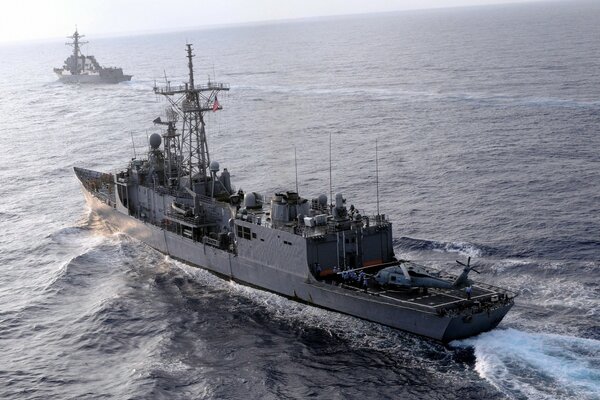 Nave grigia militare in mare