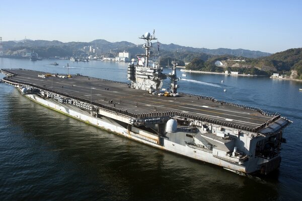 The aircraft carrier enters the waters of the port