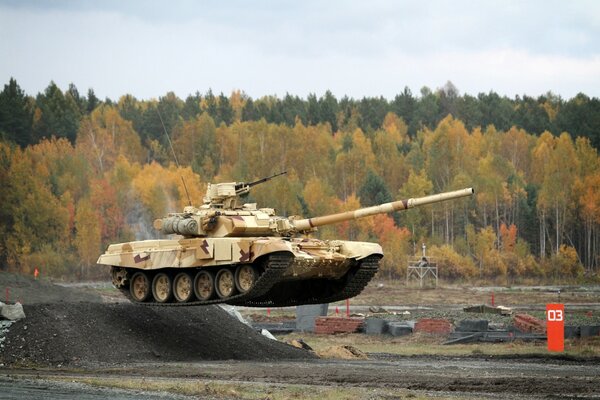 Tank T- 90 vor dem Hintergrund der russischen Wälder