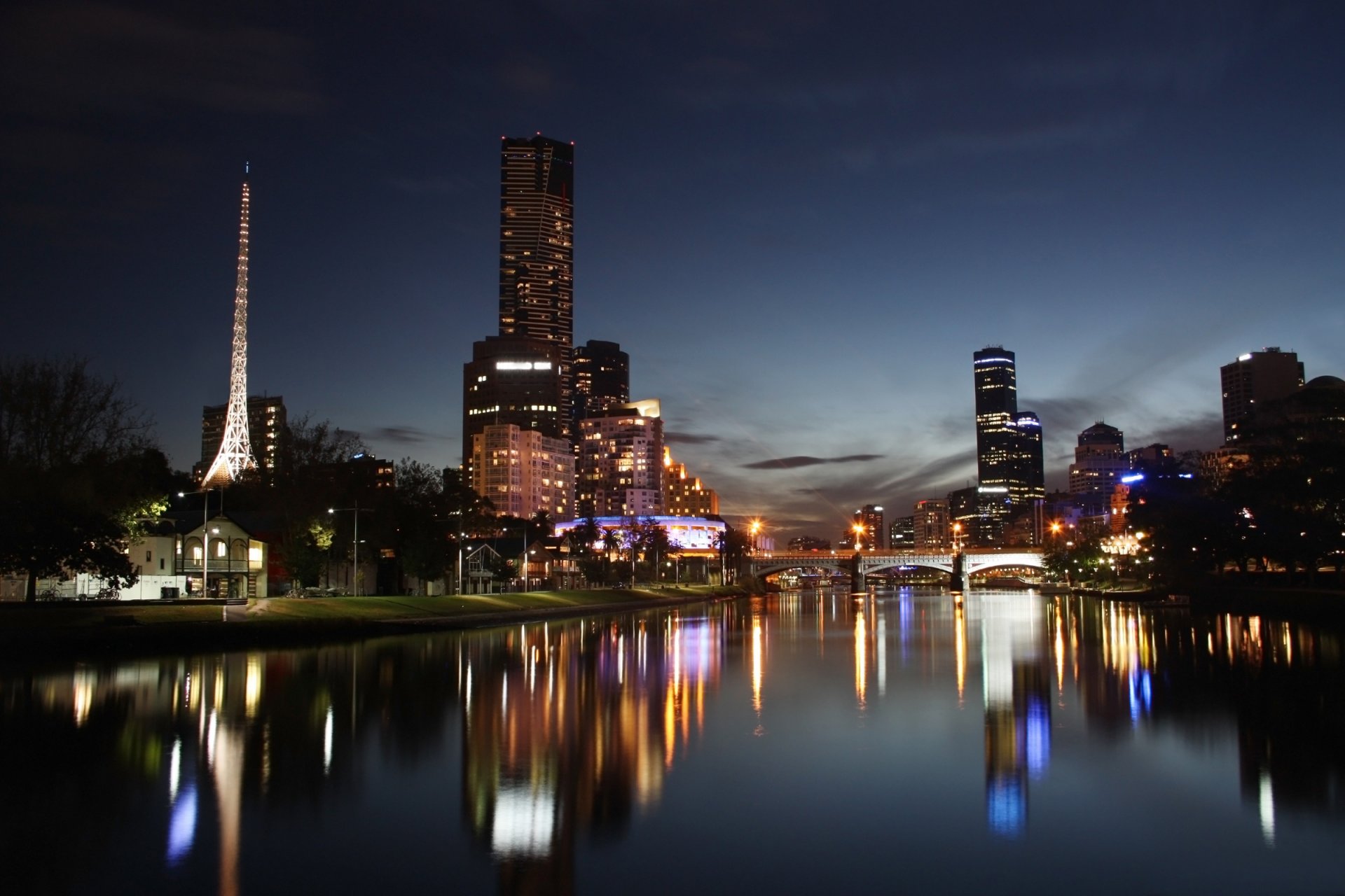 ciudad noche río puente luces reflexión