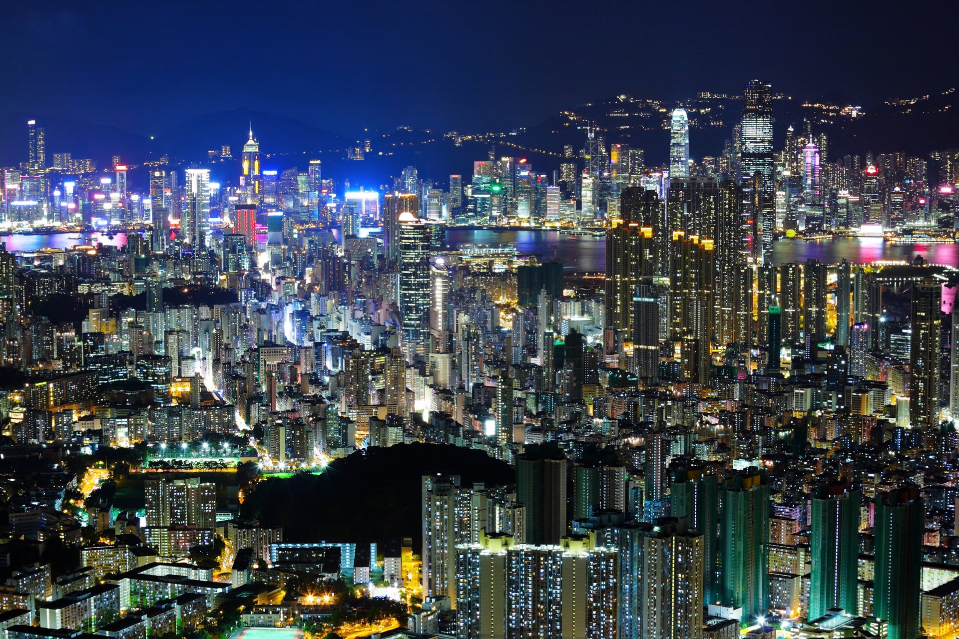 hongkong china asien stadt abend nacht licht häuser wolkenkratzer gebäude hochhäuser